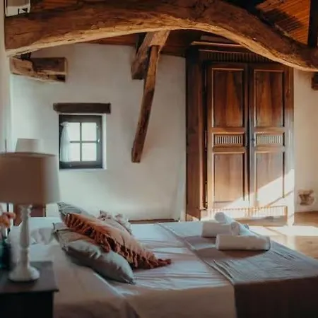 Prázdninový dům Superbe Maison En Pierre Climatisee Avec Piscine