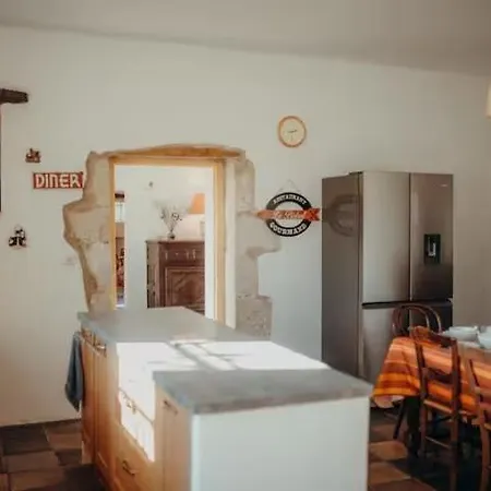 Prázdninový dům Superbe Maison En Pierre Climatisee Avec Piscine